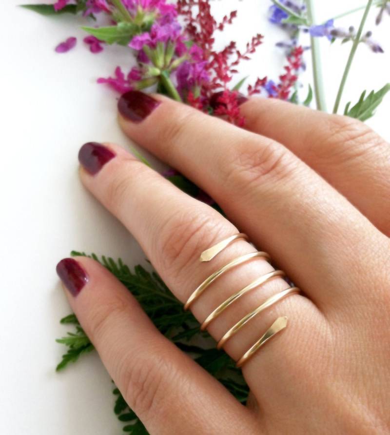 Gehämmert Schlangenköpfe Breit Gedrehter Ring Gehämmert Schlangenköpfe Breit Gedrehter Ring von SARAHHEALYDESIGNNYC