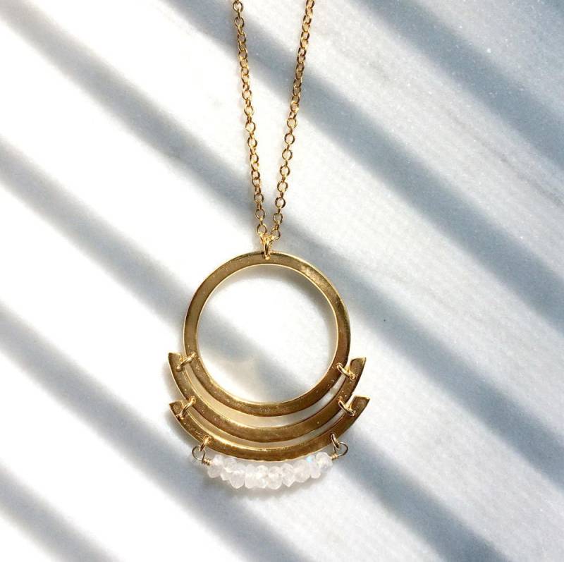 Handgemachter Gold Kreis Anhänger/Mondaufgang Halskette Facettierte Mondsteine Beweglicher Verbundener Mit Bogenförmigen Stäben Handgemachter Gold Kreis Anhänger/Mondaufgang Halskette Facettierte Mondsteine Beweglicher Verbundener Mit Bogenförmigen Stäben von SARAHHEALYDESIGNNYC