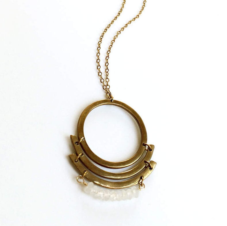 Kreis Gehämmert Anhänger Halskette Mit Winzigen Facettierten Steinen/Moonrise Handgemachter Mond Geschwungener Layered Bar von SARAHHEALYDESIGNNYC