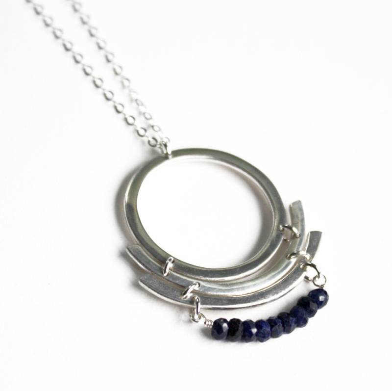 Offener Kreisanhänger | Gehämmerter Kreis-Edelstein-Anhänger Geometrisch Bewegliche Kreis-Halskette, Gebogene Winzige Facettierte Bogensteine Offener Kreisanhänger | Gehämmerter Kreis-Edelstein-Anhänger Geometrisch Bewegliche Kreis-Halskette, Gebogene Winzige Facettierte Bogensteine von SARAHHEALYDESIGNNYC