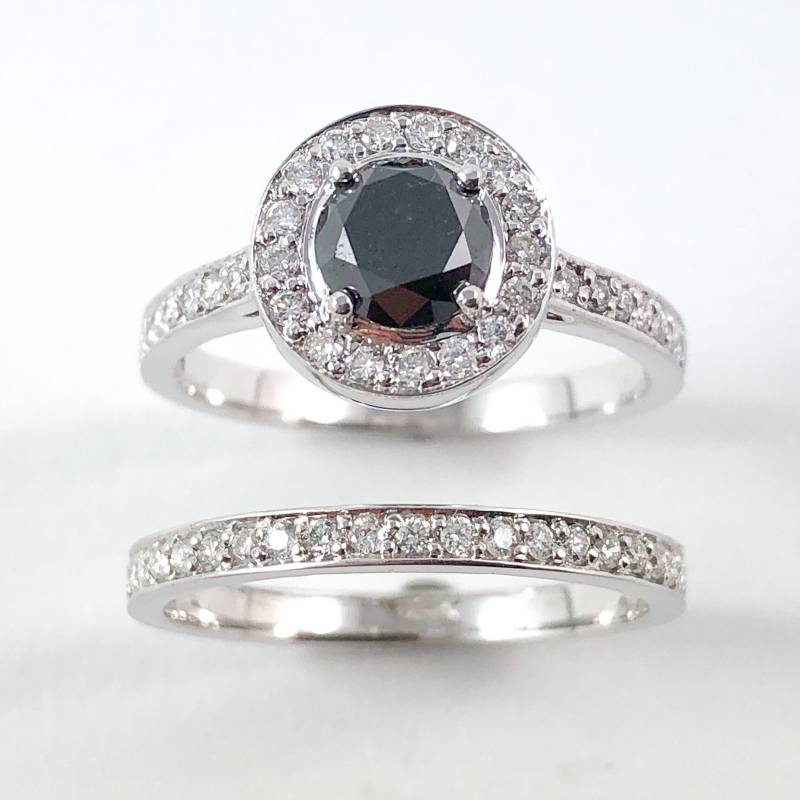 Schwarzer Diamant Runder Halo 14K Weißgold-Eheringe - Wählen Sie Ihre Ringgröße von SARAHHUGHESfinegems