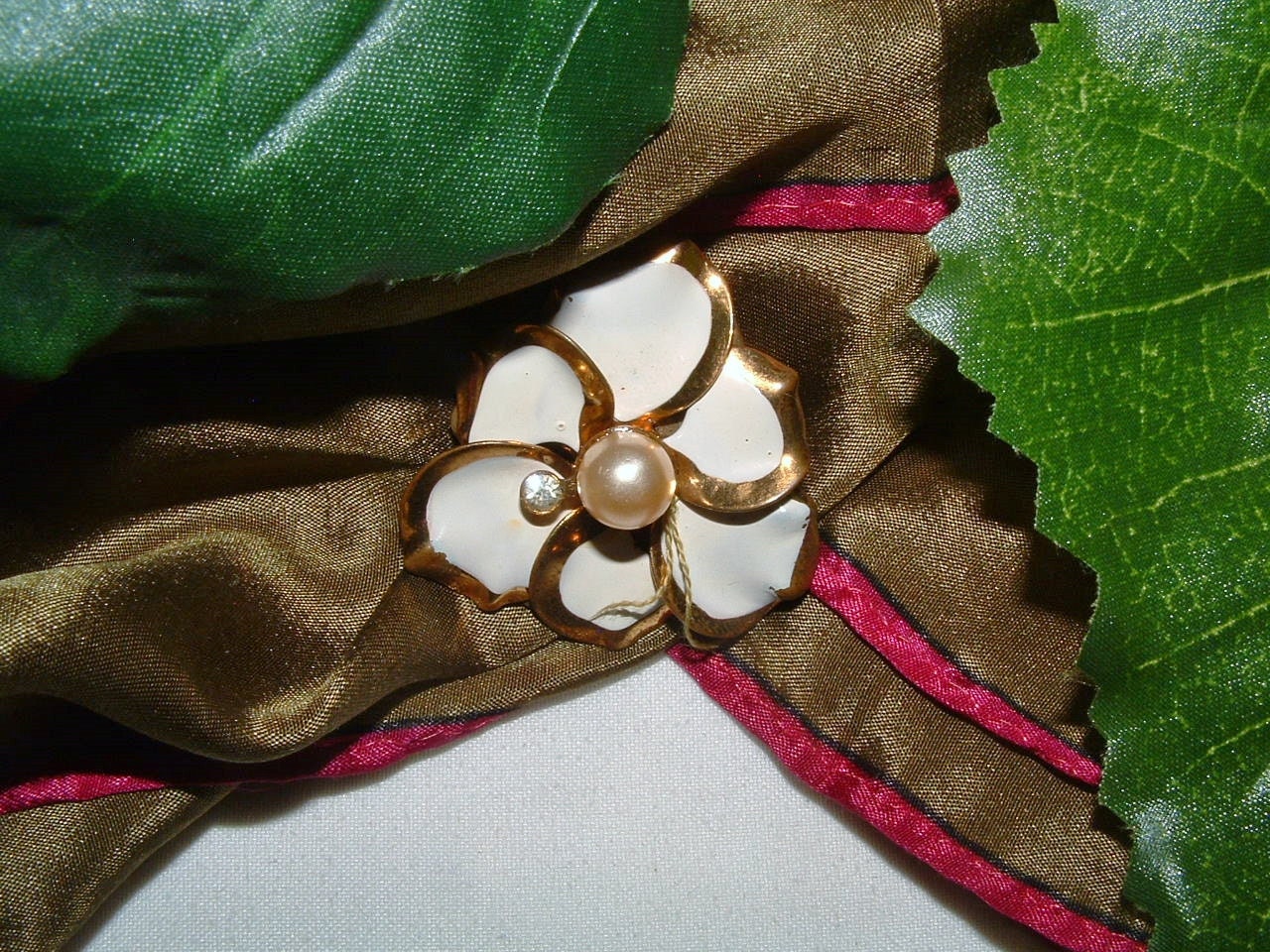 Exklusive Vintage 1920 Seltene Cremige Weiße Gold Leaf Perle Gardenia Kleid/Fell Clip von SARAHSVINTAGEBAUBLES