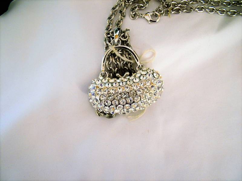 Glitzernde Weinlese-Silber Ton Rhinestone Verkrustet Taschenbuch-Geldbeutel-Anhänger-Halskette von SARAHSVINTAGEBAUBLES