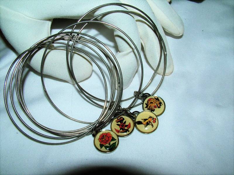 Im Ruhestand Signiert Lucy Lu Vintage Inspirierten Charm Armreif Im Ruhestand Signiert Lucy Lu Vintage Inspirierten Charm Armreif von SARAHSVINTAGEBAUBLES