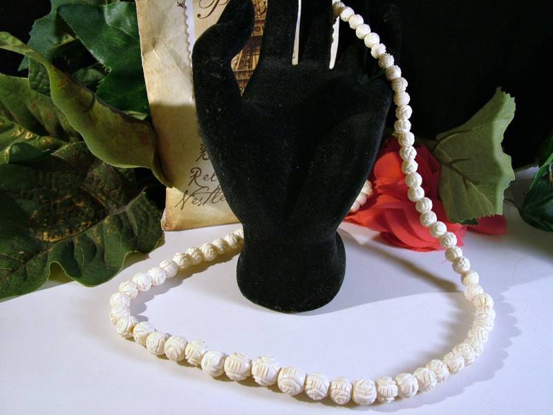 Jahrgang/Antike Art-Deco-Geschnitzten Zelluloid Rose/Rosette Abschluss Perle Creme Weiß Halskette Jahrgang/Antike Art-Deco-Geschnitzten Zelluloid Rose/Rosette Abschluss Perle Creme Weiß Halskette von SARAHSVINTAGEBAUBLES