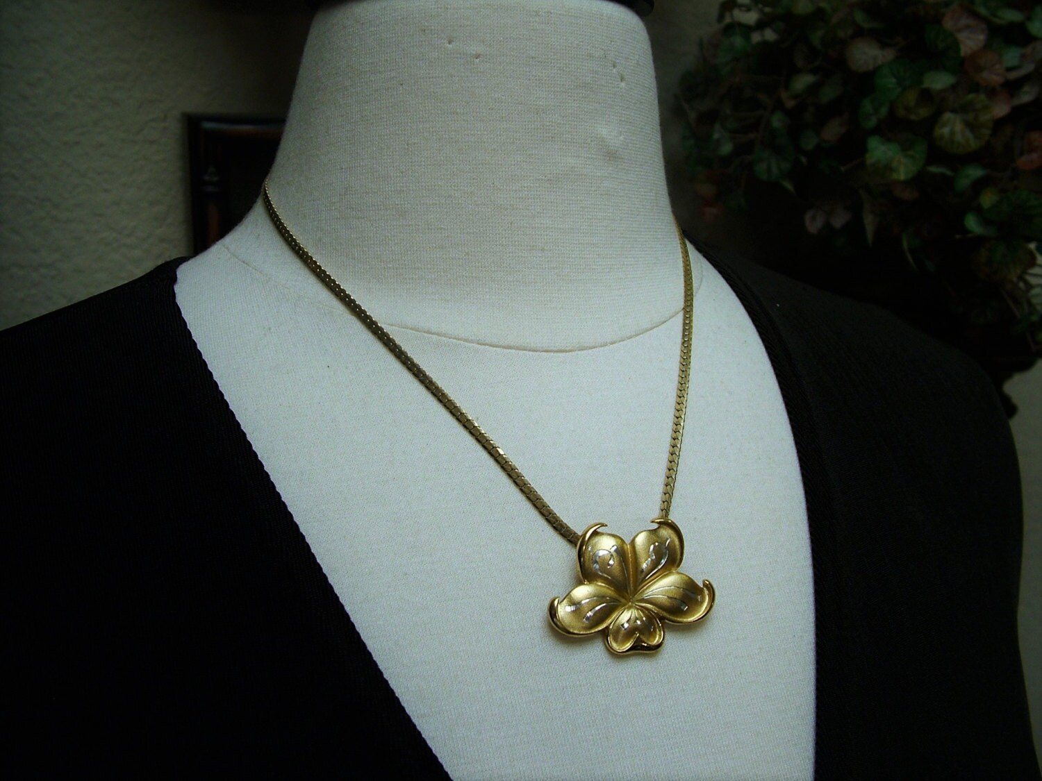Jahrgang 1970 Gorham Sterling & 22Kt Gold Vermeil Golden Scroll Flower Anhänger Halskette Jahrgang 1970 Gorham Sterling & 22Kt Gold Vermeil Golden Scroll Flower Anhänger Halskette von SARAHSVINTAGEBAUBLES
