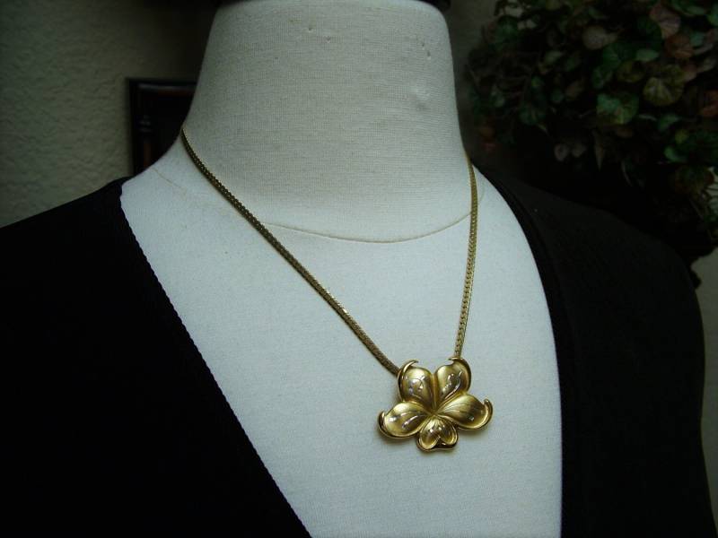 Jahrgang 1970 Gorham Sterling & 22Kt Gold Vermeil Golden Scroll Flower Anhänger Halskette von SARAHSVINTAGEBAUBLES