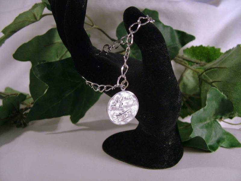 Jahrgang 1970 Sterlingsilber Texturierte Link Charm Armband Mit Scheibe Charme Jahrgang 1970 Sterlingsilber Texturierte Link Charm Armband Mit Scheibe Charme von SARAHSVINTAGEBAUBLES