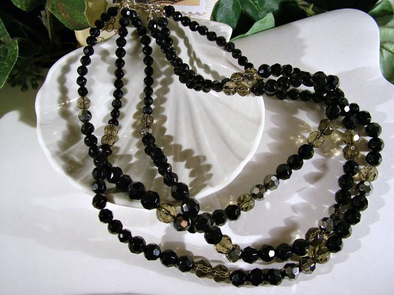 Jahrgang 1980 Chico Triple Abschluss Strang Facettiert Schwarz Bronze Ton Gold-Ton-Perlenkette Jahrgang 1980 Chico Triple Abschluss Strang Facettiert Schwarz Bronze Ton Gold-Ton-Perlenkette von SARAHSVINTAGEBAUBLES