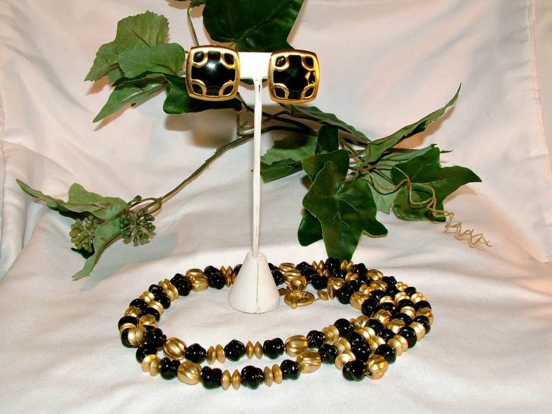 Jahrgang Anne Klein 1980 Selten Lange Matt Gold-Schwarz-Glas Halskette Passenden Ohrclips Jahrgang Anne Klein 1980 Selten Lange Matt Gold-Schwarz-Glas Halskette Passenden Ohrclips von SARAHSVINTAGEBAUBLES