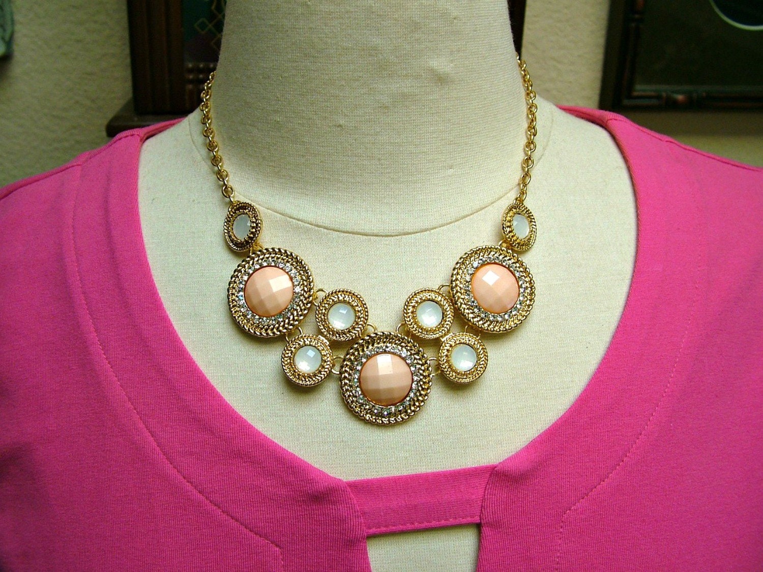 Jahrgang Blush Pink Milchig Weißen Facettierten Strass Gold Bib Stil Halskette Jahrgang Blush Pink Milchig Weißen Facettierten Strass Gold Bib Stil Halskette von SARAHSVINTAGEBAUBLES