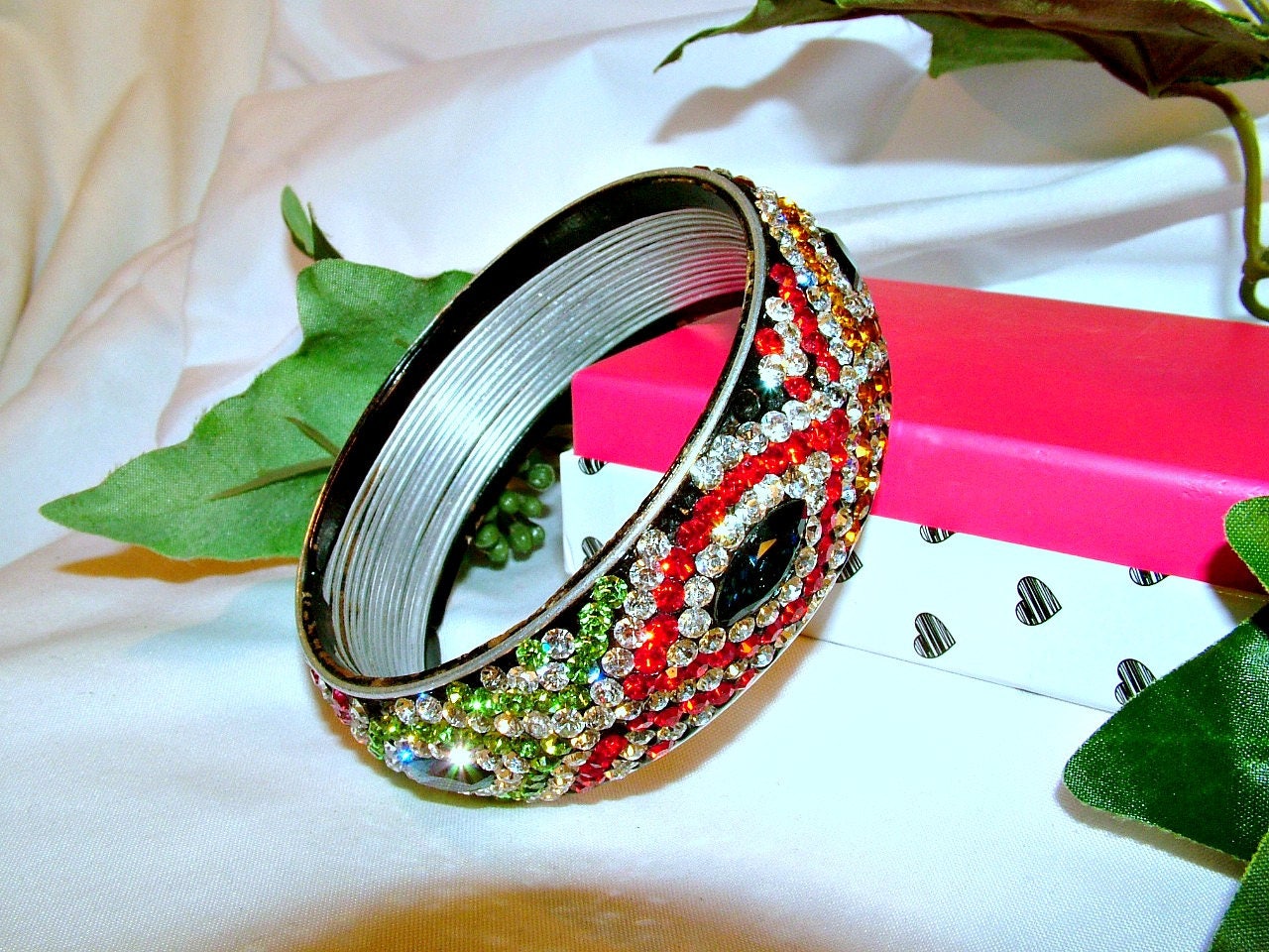Jahrgang Breit Gewölbt Multi Farbe Strass Armreif Jahrgang Breit Gewölbt Multi Farbe Strass Armreif von SARAHSVINTAGEBAUBLES