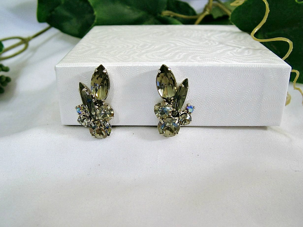 Jahrgang Juliana Smoke Grau Blau Aurora Borealis Strass Spray Ohrclips Jahrgang Juliana Smoke Grau Blau Aurora Borealis Strass Spray Ohrclips von SARAHSVINTAGEBAUBLES