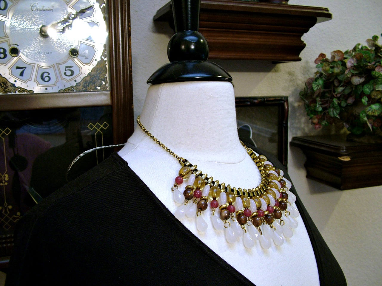 Jahrgang Liz Claiborne Est 1976 Messing Multi Farbe Lucite Perlen Kollier Jahrgang Liz Claiborne Est 1976 Messing Multi Farbe Lucite Perlen Kollier von SARAHSVINTAGEBAUBLES