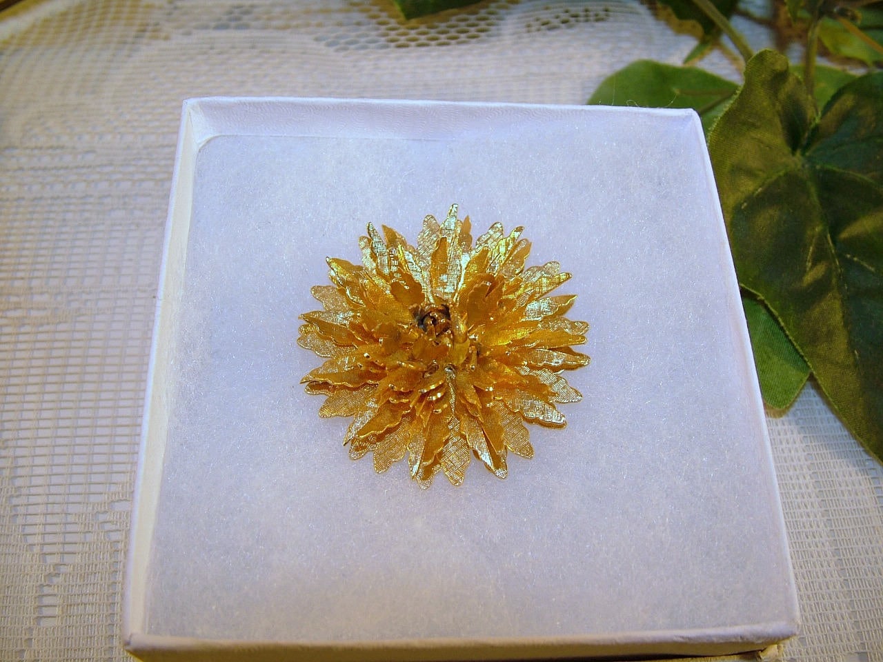 Jahrgang Multi Tier Strukturierte Blütenblatt Goldton Chrysantheme Blume Blumen Brosche Jahrgang Multi Tier Strukturierte Blütenblatt Goldton Chrysantheme Blume Blumen Brosche von SARAHSVINTAGEBAUBLES