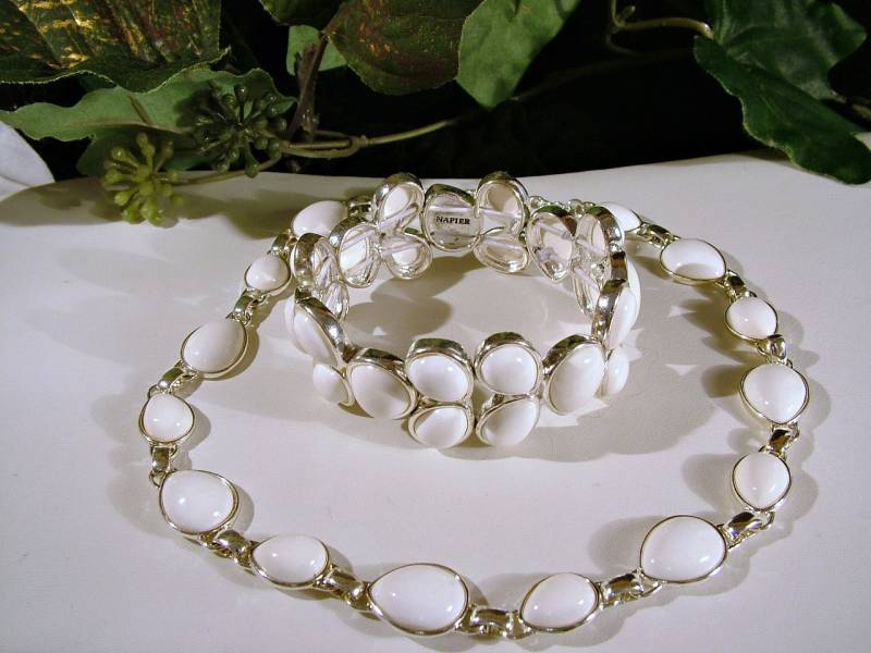 Jahrgang Napier Milch Weiß Cabochon & Silber Halskette Mit Stretch Armband Jahrgang Napier Milch Weiß Cabochon & Silber Halskette Mit Stretch Armband von SARAHSVINTAGEBAUBLES