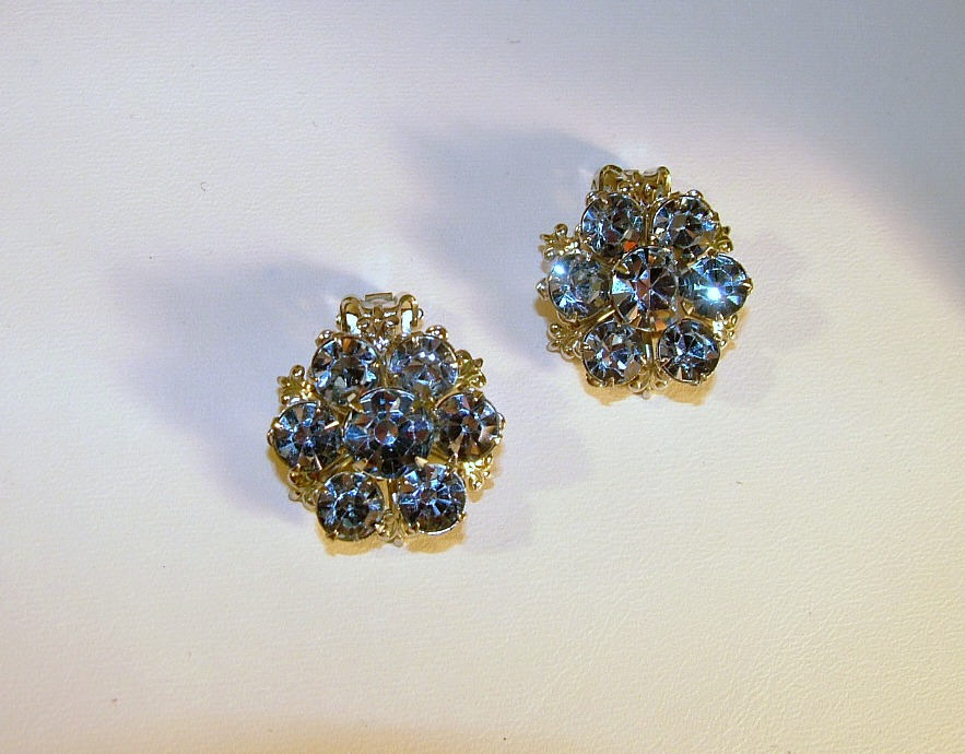 Jahrgang Schneeflocke Taubenblau Stift Set Facettierten Glas Cluster Ohrclips Jahrgang Schneeflocke Taubenblau Stift Set Facettierten Glas Cluster Ohrclips von SARAHSVINTAGEBAUBLES