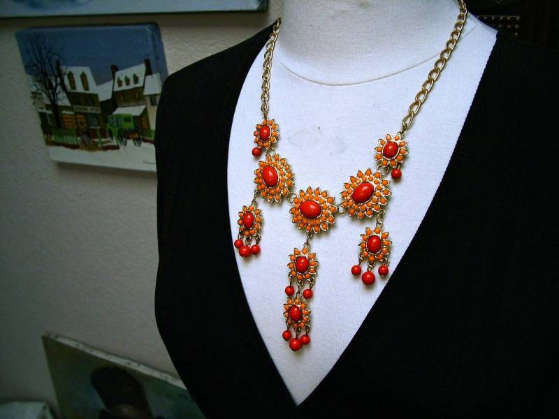Jahrgang Wasserfall Lippenstift Roten Pfirsich Perle Statement Bib Halskette Jahrgang Wasserfall Lippenstift Roten Pfirsich Perle Statement Bib Halskette von SARAHSVINTAGEBAUBLES