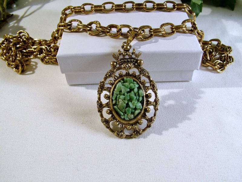 Rare Vintage Authenticated Selro Selini Unsigned Green Jade Chips Ornate Raised Scrollwork Pendant Necklace von SARAHSVINTAGEBAUBLES