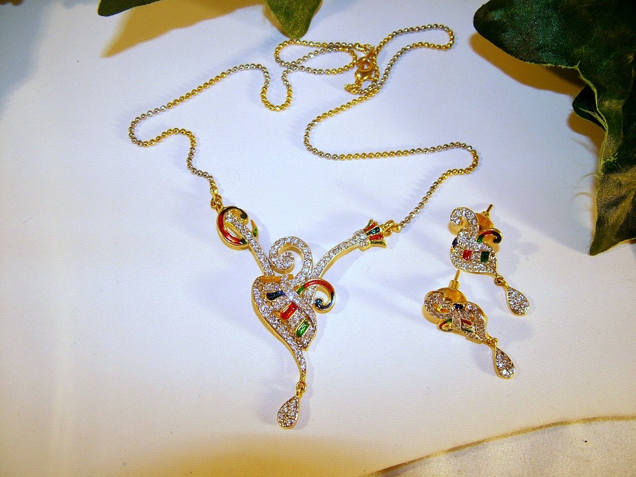 Schöne Y Bollywood Gold Rot Grün Blau Emaille Strass Tropfenhalskette & Ohrstecker Schöne Y Bollywood Gold Rot Grün Blau Emaille Strass Tropfenhalskette & Ohrstecker von SARAHSVINTAGEBAUBLES