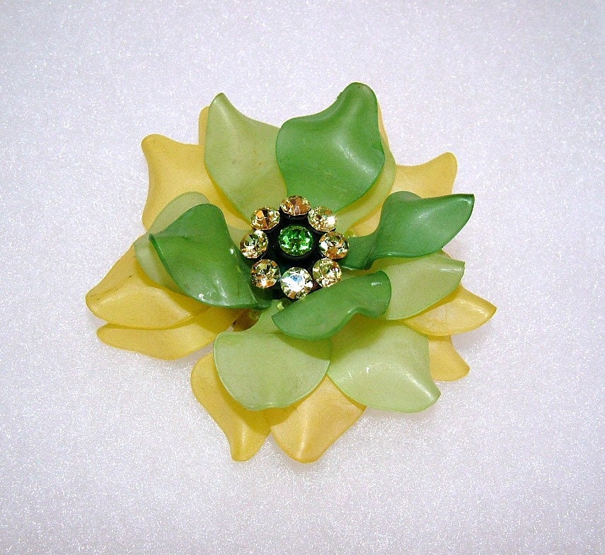 Seltene 1970 Lime Grün Gelb Geschichteten Acryl Strass Blütenblatt Blumenbrosche Seltene 1970 Lime Grün Gelb Geschichteten Acryl Strass Blütenblatt Blumenbrosche von SARAHSVINTAGEBAUBLES