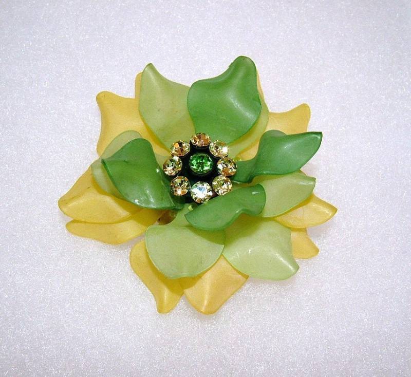 Seltene 1970 Lime Grün Gelb Geschichteten Acryl Strass Blütenblatt Blumenbrosche Seltene 1970 Lime Grün Gelb Geschichteten Acryl Strass Blütenblatt Blumenbrosche von SARAHSVINTAGEBAUBLES