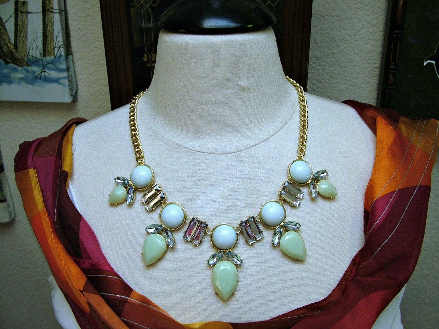 Vintage 1980Er Jahre Seafoam Grün Lucite Facettiert Glas Stein Bib Statement Halskette Vintage 1980Er Jahre Seafoam Grün Lucite Facettiert Glas Stein Bib Statement Halskette von SARAHSVINTAGEBAUBLES