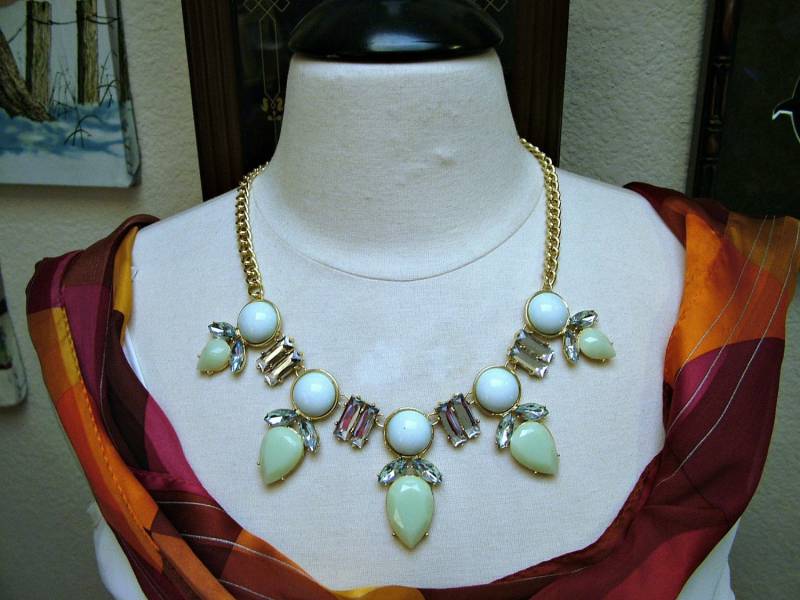 Vintage 1980Er Jahre Seafoam Grün Lucite Facettiert Glas Stein Bib Statement Halskette von SARAHSVINTAGEBAUBLES