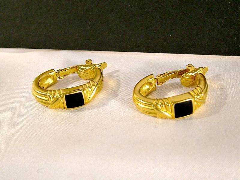 Vintage-Clip Ohrringe Matt Gold Schwarzer Emaille Halbrund von SARAHSVINTAGEBAUBLES