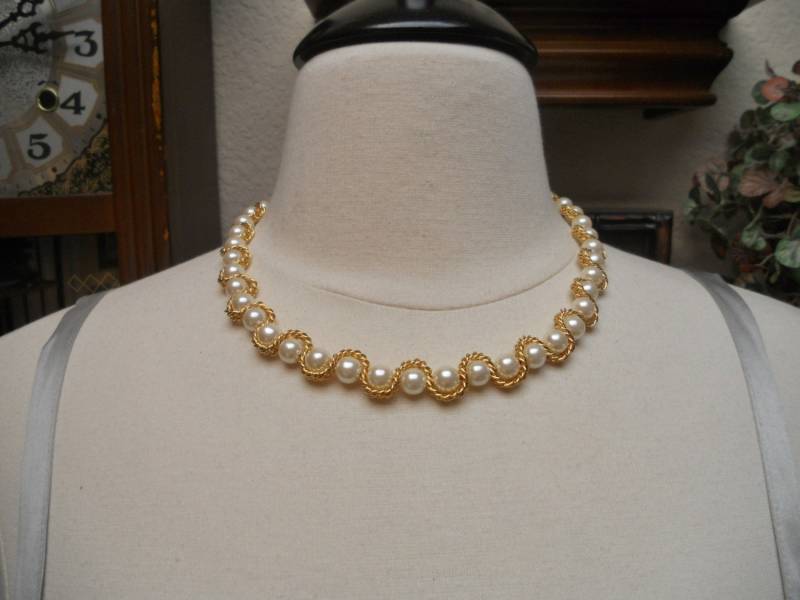 Vintage Faux Perlen Gold Platte Angeseilt & Überbacken Halsband Halskette von SARAHSVINTAGEBAUBLES