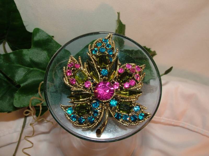Vintage Gold & Facettierten Royal Blau Lime Grün Pink Glasstein Blatt Brosche Vintage Gold & Facettierten Royal Blau Lime Grün Pink Glasstein Blatt Brosche von SARAHSVINTAGEBAUBLES