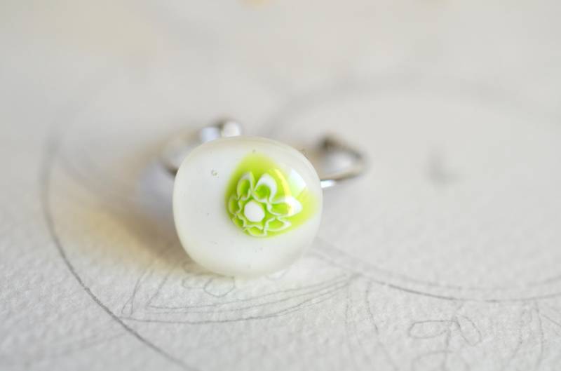 Ref 12 Weißer Blumenring Aus Geschmolzenem Glas, Verstellbare Ringe von SARIYER