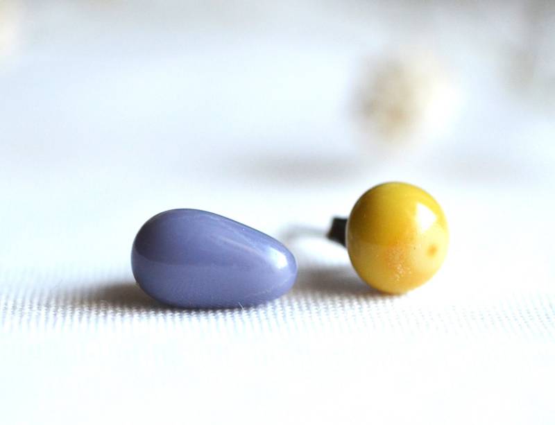 Ref 23 Kleines Immergrün Und Senfgelbe Mix & Match Ohrstecker Aus Glas von SARIYER