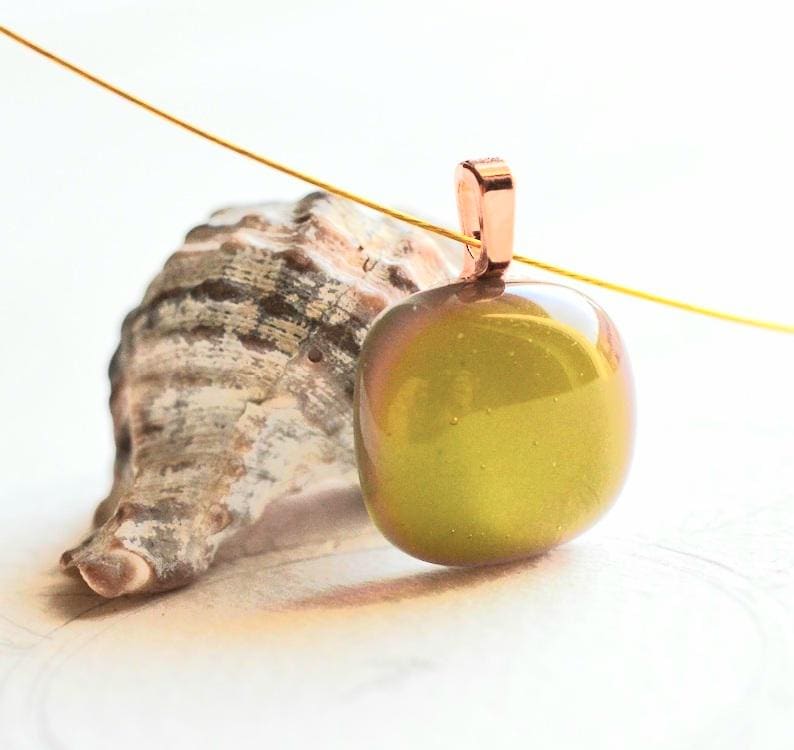 Ref 93 Grüner Glas Anhänger Mit Stahlseil in Goldfarbe von SARIYER