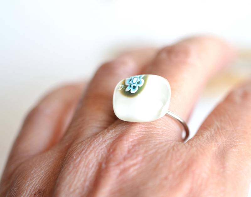 Ref. 14 Weißer Blumenring Aus Geschmolzenem Glas, Verstellbare Ringe von SARIYER