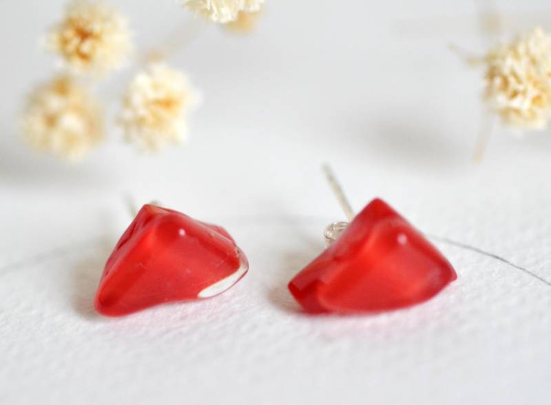 sterling Silber Plattiert Rot Glas Ohrstecker in Dreieck Form , Fusing Schmuck, Sariyer von SARIYER