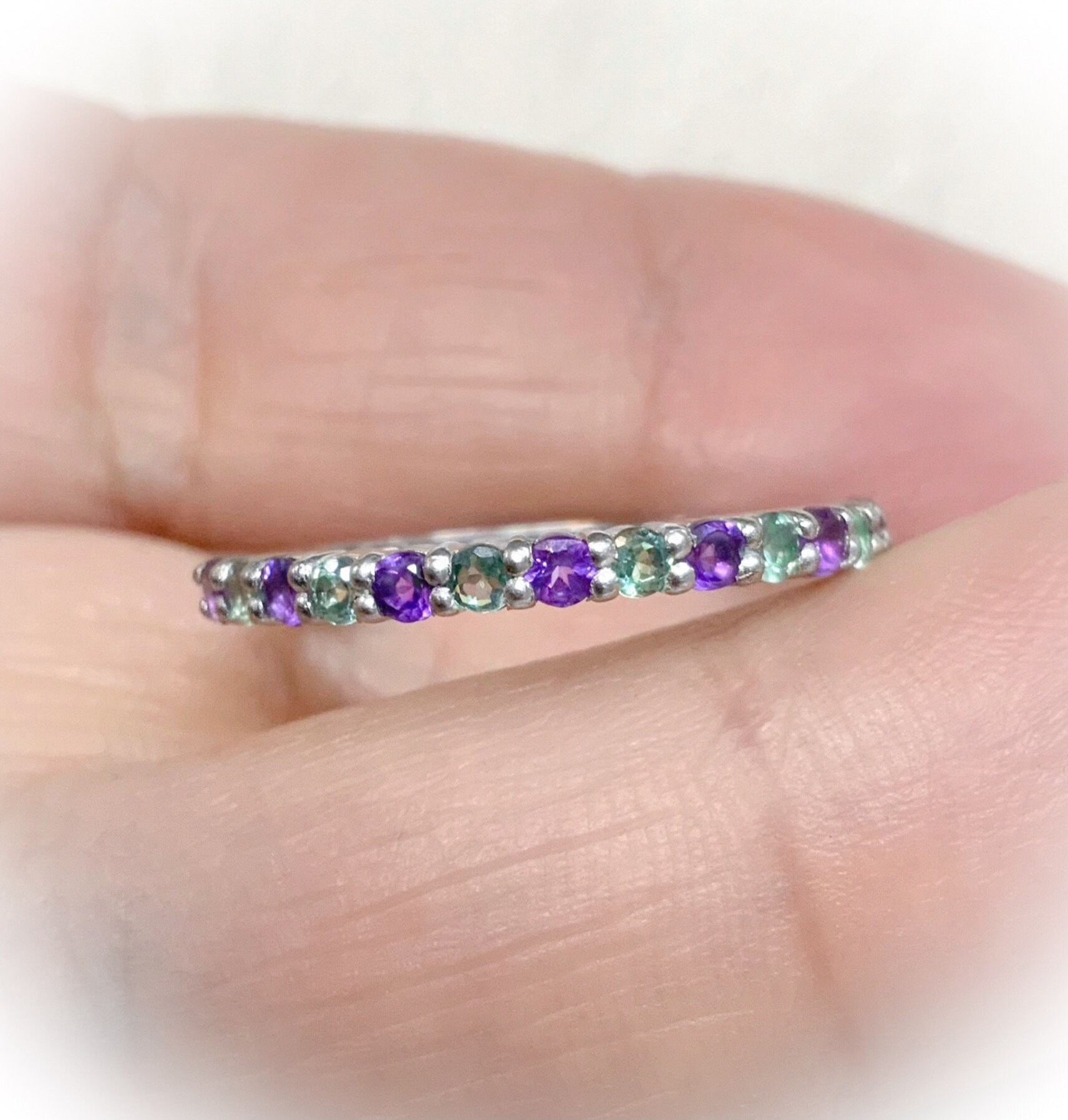 2mm Amethyst Alexandrit Ring/Halbe Ewigkeit Alternieren Ehering Gemeinsame Prong Februar Juni Birthstone von SARRIEL