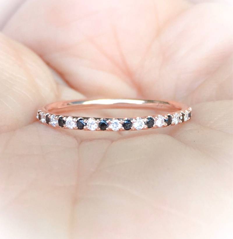 Abwechselnd Schwarz Und Weiss Diamant Ungewöhnliche Eternity Band Ring Pave Halbe Hochzeitsjubiläum 1, 5mm April Einzigartig Stack von SARRIEL