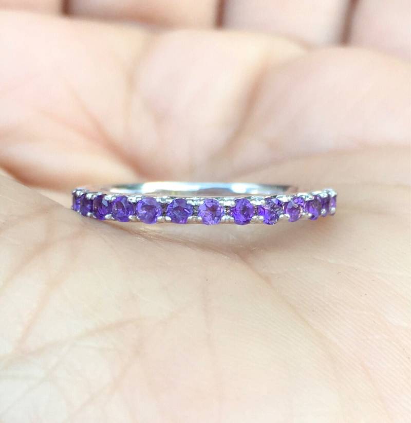 Amethyst Halb Eternity Band Ring/2mm Französisch Pave Infinity Jubiläumsband Geburtsstein Schutzstapel von SARRIEL