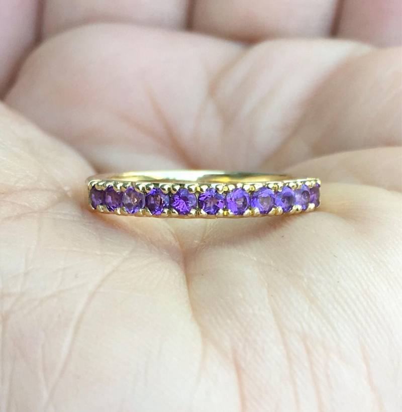 Amethyst Halb Eternity Bandring Unendlichkeit French Pave Prong Set Hochzeitsjubiläum Gaurd Ring Februar Birthstone Stack von SARRIEL