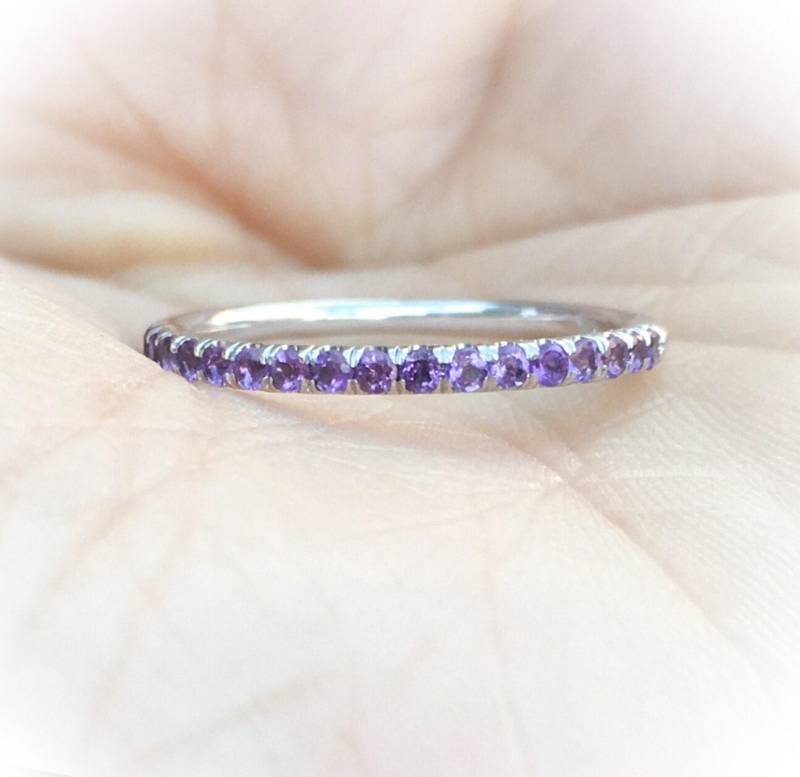 Amethyst Halbe Eternity Pave Ring/1.8mm Infinity Hochzeitsjubiläum Band Februar Birthstone Stack von SARRIEL