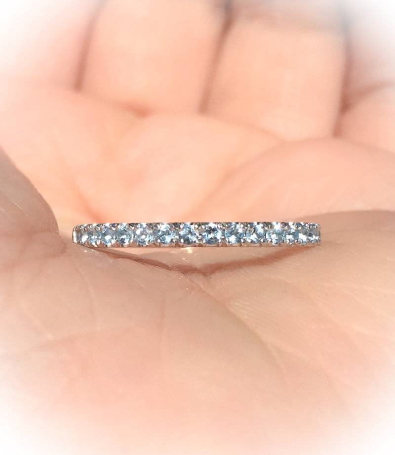 Aquamarin Halb Eternity Ring/Pave 1.8 Mm Infinity Band Hell Blauer Ehering März Birthstone Stapelring von SARRIEL