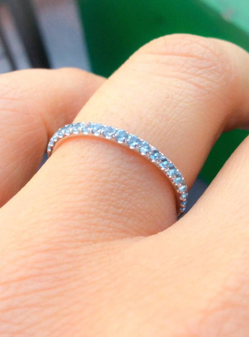 Aquamarin Halbe Eternity Band 1, 5mm Infinity Pave Ring 19. Hochzeitsjubiläum Hellblau März Geburt Stapelring von SARRIEL