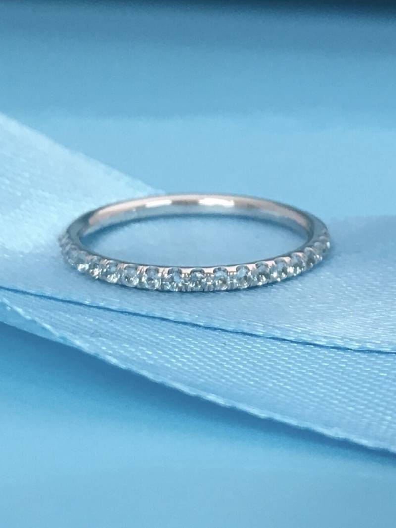 Aquamarine Halbe Eternity Ring/1.5 Mm Infinity Pave Band Hochzeit 19 von SARRIEL