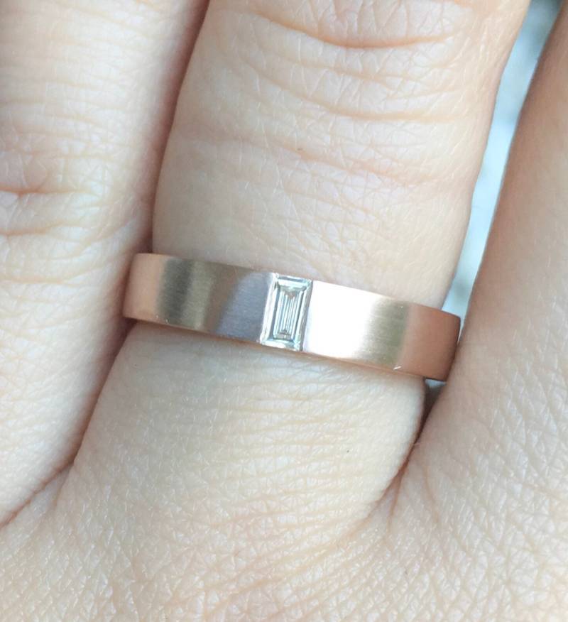 Baguette Diamant Herren Ehering/Unisex Naturdiamant 4 Mm Band Einzigartiger Matt Geschliffener Flush Set Ring Für Sie Und Ihn 10K 14K 18K Platin von SARRIEL