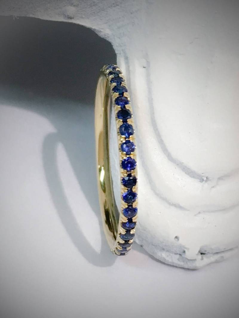 Blauer Saphir Eternity Band 1.5 Mm Zarte Ring Pave Blue Sapphire Infinity Einzigartige Hochzeit Jahrestag Stacking von SARRIEL