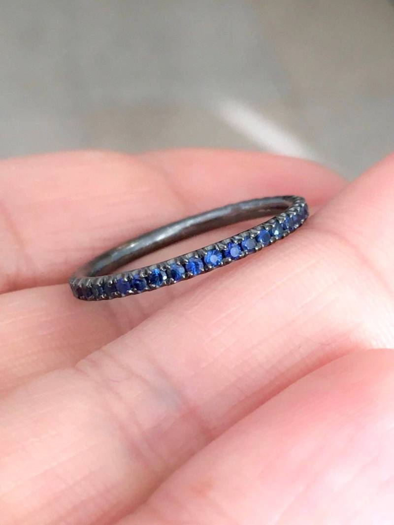 Blauer Saphir Eternity Band 1.7mm Schwarz Rhodium Pave Ring Einzigartige Dunkelgrau Gold Blau Sapphire Infinity Stacking His Hers von SARRIEL