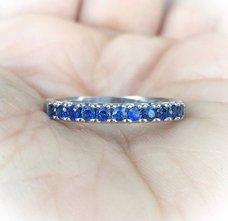 Blauer Saphir Eternity Band Ring French Pave Zacken Set Infinity Guard Ehering September Stacking von SARRIEL