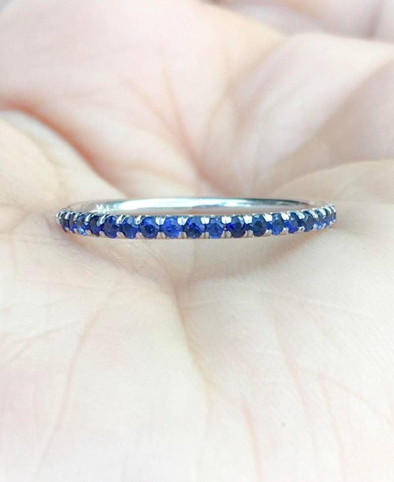 Blauer Saphir Eternity Bandring 1, 7mm Pave Full Band Blue Sapphire Infinity Ehering Etwas Blaues September Stapelring von SARRIEL