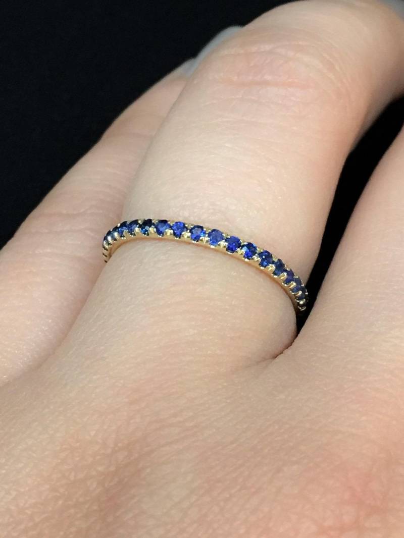 Blauer Saphir Eternity Ring/1.5 Mm Sapphire Pave Band Royal Blue Hochzeitsjubiläum Gaurd September Stacking von SARRIEL
